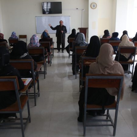 Los talibanes prohíben a las mujeres estudiar en la universidad en Afganistán | Internacional