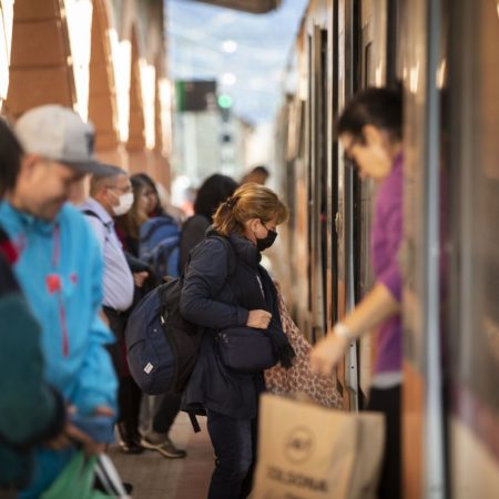 Tres horas de quejas en el tren de Barcelona a los Pirineos: “No sabes cuándo sales ni cuándo llegas” | Cataluña