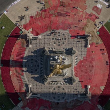 Una mancha de sangre ‘tejida’ en el Ángel de la Independencia se alza contra la violencia