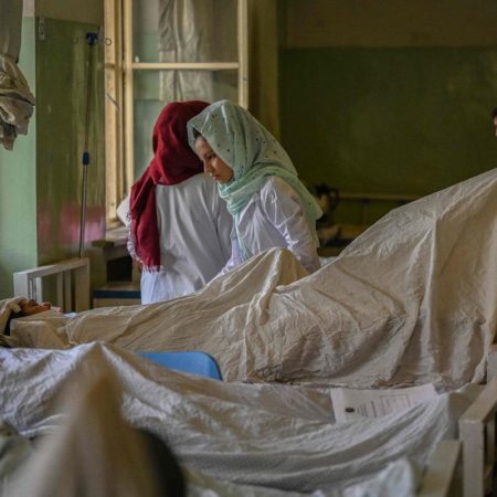 Varias ONG internacionales suspenden su actividad en Afganistán por la prohibición de trabajar en ellas a las mujeres | Internacional