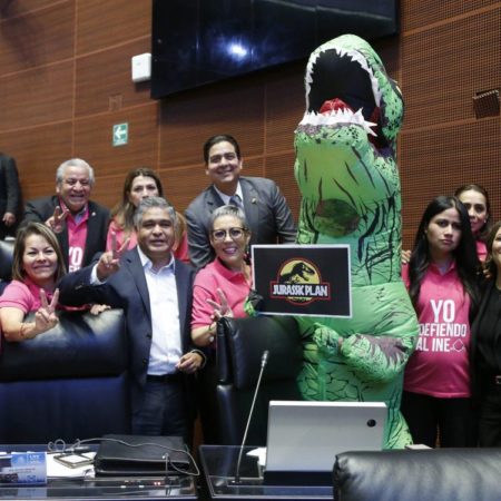 Xóchitl Gálvez se disfraza de dinosaurio para discutir la reforma electoral