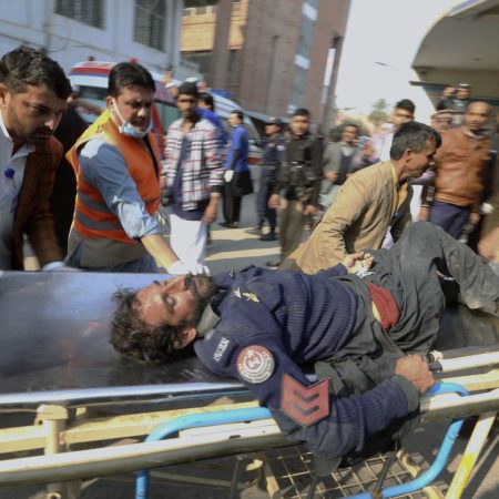 Al menos 59 muertos en la ciudad paquistaní de Peshawar tras un atentado suicida en una mezquita | Internacional