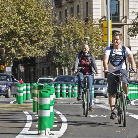 Avenidas para ciclistas, un tope de kilómetros a los coches o alquiler según la eficiencia de los pisos: los deberes de los barceloneses al próximo alcalde | Cataluña