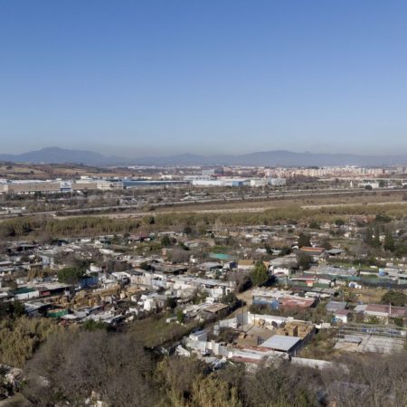 Barraca en Montcada: La favela del Besòs desborda a las administraciones: solucionarlo “no será fácil ni rápido” | Cataluña