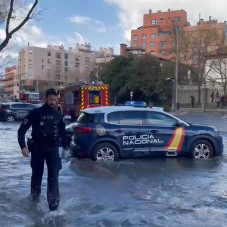 Canal de Isabel II: La rotura de una tubería inunda varias calles de Madrid, corta tres estaciones de metro y deja varios barrios sin agua | Madrid