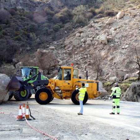 Cinco heridos por un desprendimiento de rocas en una carretera que sube a Sierra Nevada | España