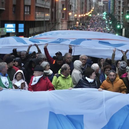 Decenas de miles de personas se manifiestan en Bilbao en favor de los presos de ETA | España