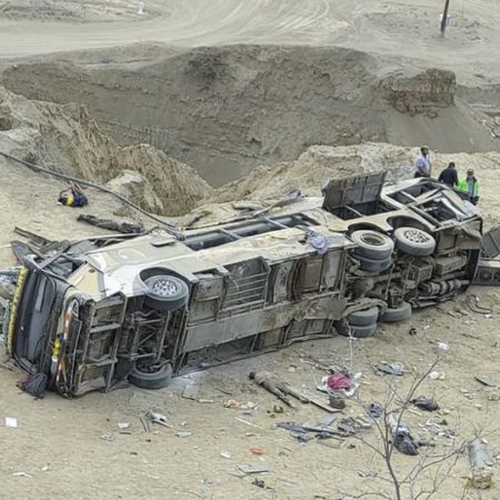 Desgracia en Perú: ómnibus cayó al abismo en Piura y murieron 26 pasajeros | America