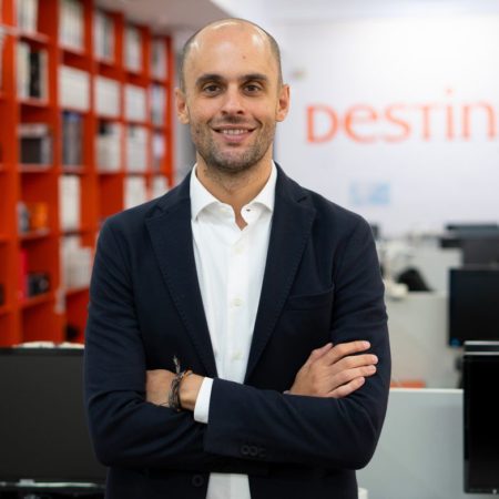 Destinia, la agencia de viajes ‘online’ que fundaron un egipcio y un australiano en Lavapiés con 3.000 euros, ya factura 180 millones | Negocios