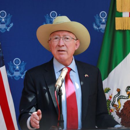 El embajador Ken Salazar, sobre la crisis migratoria: “Nunca en la historia se había visto este flujo de personas”