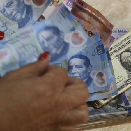 El peso mexicano rompe la barrera de los 19 unidades por dólar por primera vez en tres años