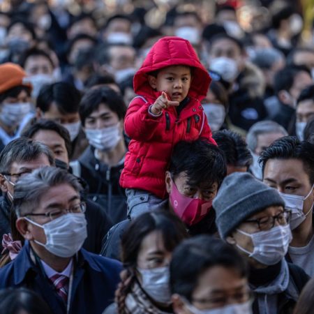 Japón ofrecerá un millón de yenes por hijo a las familias que decidan mudarse fuera de Tokio | Sociedad