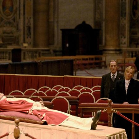 La capilla ardiente de Benedicto XVI se abre para el último adiós de los fieles | Internacional