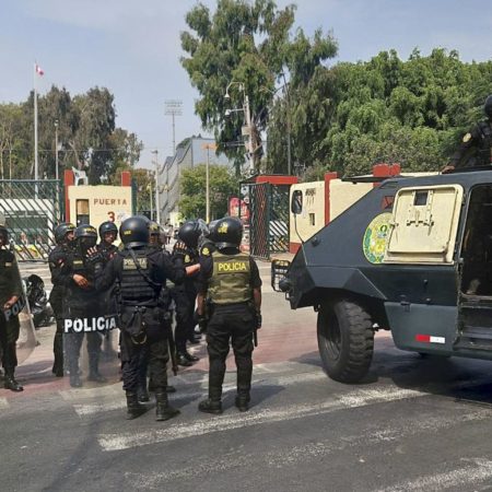 La policía peruana entra en la principal universidad de Lima para detener a los manifestantes acampados | Internacional