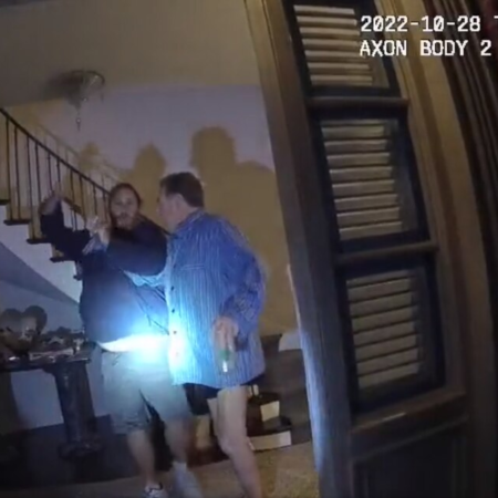 La policía publica el vídeo del ataque con martillo a Paul Pelosi, marido de Nancy Pelosi | Internacional
