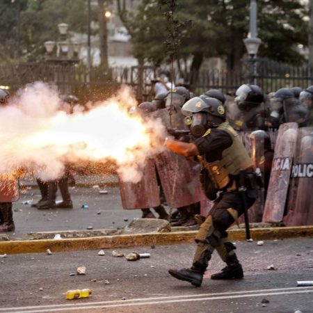 La represión policial se cobra su primer muerto en Lima | Internacional