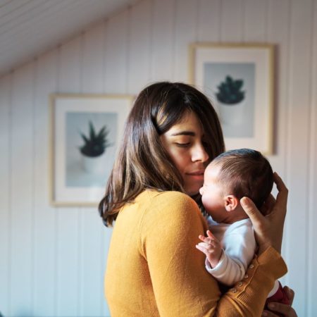 Los permisos de maternidad más largos y remunerados protegen la salud mental de las madres | Expertos | Mamas & Papas