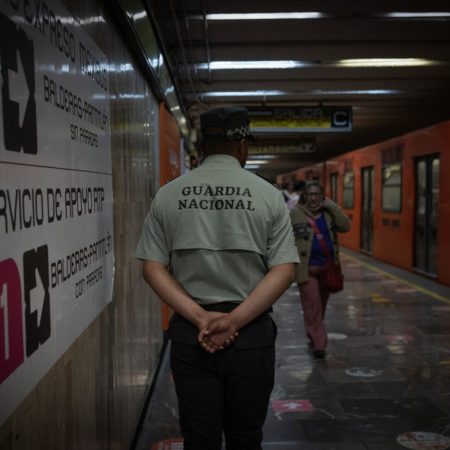 Los usuarios del Metro reciben a la Guardia Nacional con escepticismo: “No hay problemas de seguridad sino de mantenimiento”