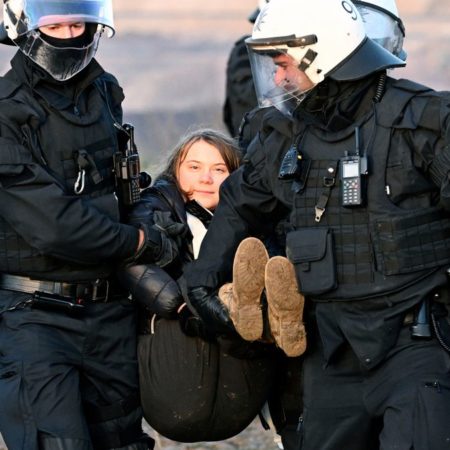 Lützerath: Desalojada a la fuerza la activista Greta Thunberg durante las protestas contra la ampliación de una mina a cielo abierto en Alemania | Clima y Medio Ambiente