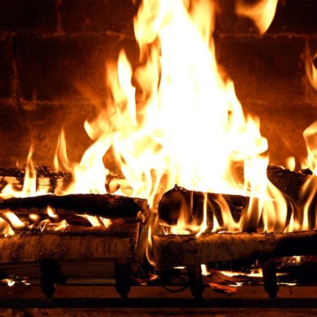 Nos quieren hacer creer que vivimos rodeados de gente que pone una chimenea en la tele | Televisión