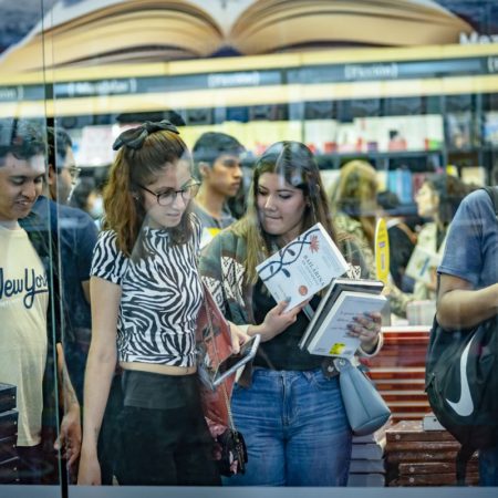 Política, autoayuda y literatura juvenil: los libros más vendidos en México en 2022