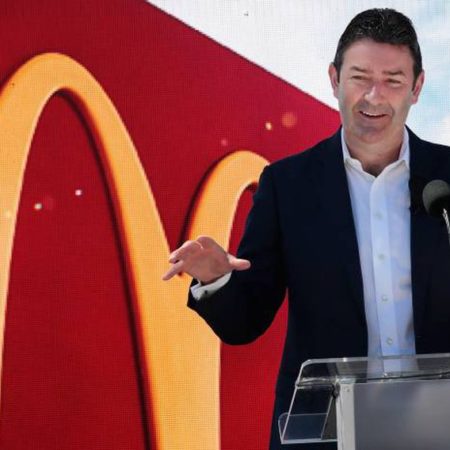 Steve Easterbrook: Multa al antiguo jefe de McDonald’s por ocultar relaciones sexuales con varias empleadas | Economía