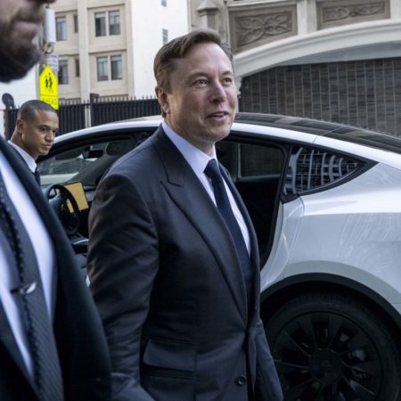Tesla se convierte en el fabricante de coches con mayores beneficios de EE UU tras un 2022 récord | Economía