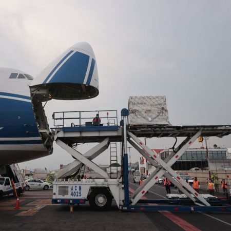 AICM: El Gobierno cierra por decreto el aeropuerto de la Ciudad de México a los vuelos de carga