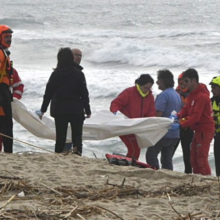 Al menos 61 migrantes mueren al hundirse su embarcación en la costa italiana | Internacional