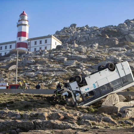 Baiona: Cuatro heridos leves al volcar un microbús sobre rocas en el cabo Silleiro, muy cerca del mar | España