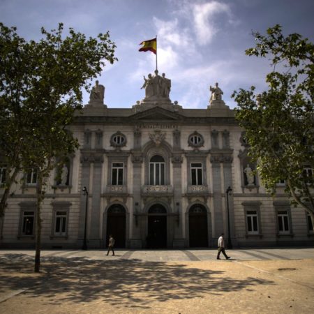 Condenado un divorciado que logró datos bancarios de su exmujer para quedarse dinero de la lista de bodas | España