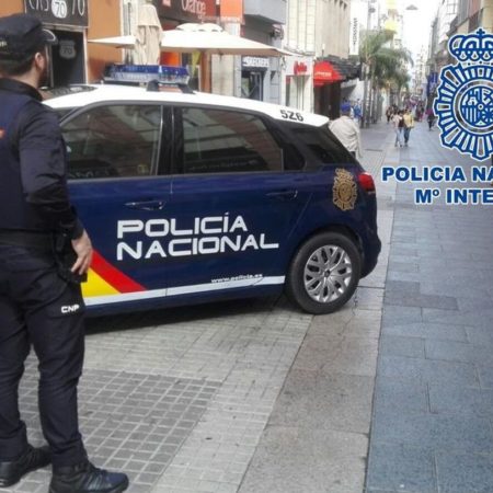 Detenido un fugitivo que intentó despeñar a dos agentes en Las Palmas y ahora cuidaba caballos en Francia | España