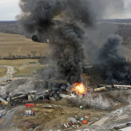 La caja negra del tren de Ohio: el conductor estaba frenando el tren cuando descarriló | Clima y Medio Ambiente