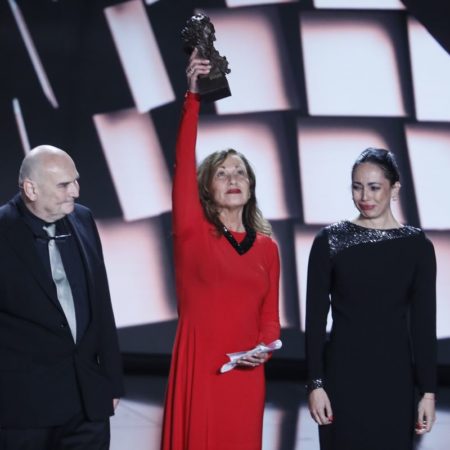 La familia de Saura provoca un estallido de emoción en la gala de los Goya en un homenaje del cine español al director fallecido | Premios Goya 2023