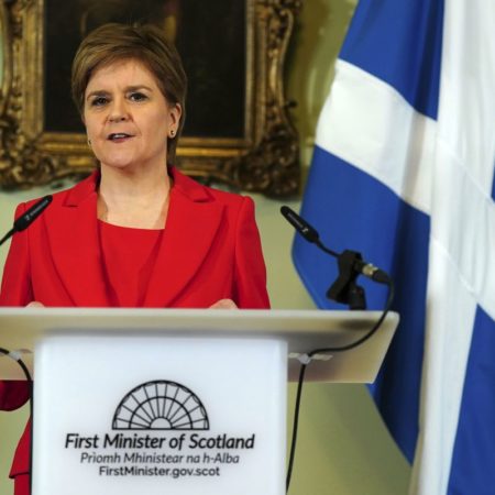 La ministra principal de Escocia, Nicola Sturgeon, se rinde a las presiones y presenta su dimisión: “Soy también un ser humano” | Internacional