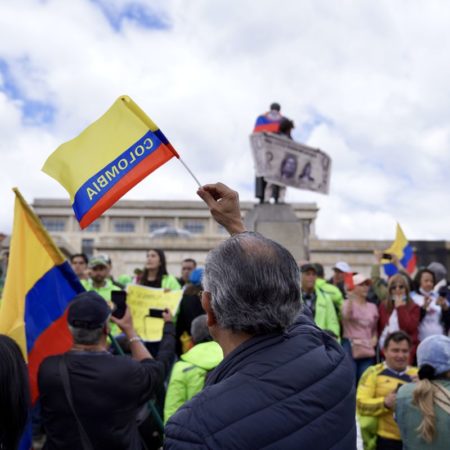 Las marchas de la oposición contra el Gobierno de Petro, en vivo | Los manifestantes empiezan a abandonar la Plaza de Bolívar, en Bogotá