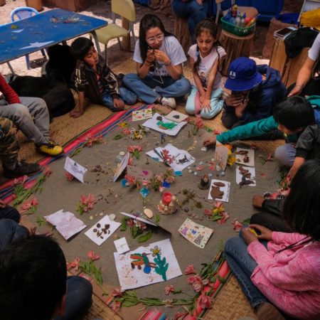 Niños que recrean emociones en arenas del Valle Sagrado de Los Incas para mejorar su salud mental | Planeta Futuro