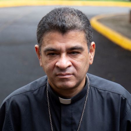 “Que sean libres, yo pago la condena de ellos”: el obispo Rolando Álvarez rechaza abordar el avión del destierro | Internacional