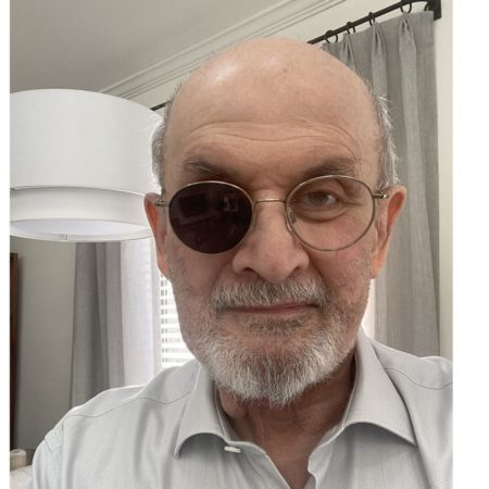 Salman Rushdie publica en redes sociales su primera fotografía tras el apuñalamiento | Cultura