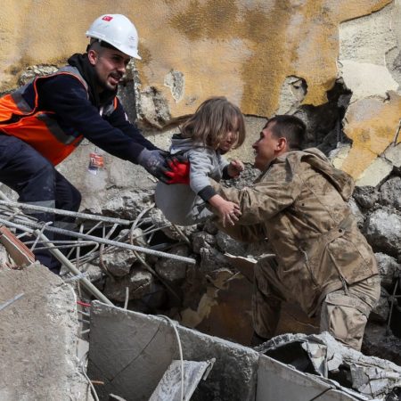 Turquía y Siria buscan contra reloj supervivientes de los terremotos que han causado más de 5.200 muertos | Internacional