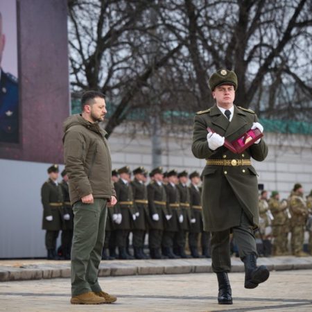 Ucrania se vuelca en honrar a sus muertos y reivindicar su resistencia en el aniversario de la guerra | Internacional