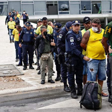 Un centenar de bolsonaristas acusados de asaltar Brasilia quedan libres con cargos, tobillera electrónica y sin redes sociales | Internacional