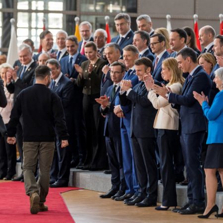 Un emocionado Zelenski en Bruselas: “Necesitamos armas para sobrevivir” | Internacional