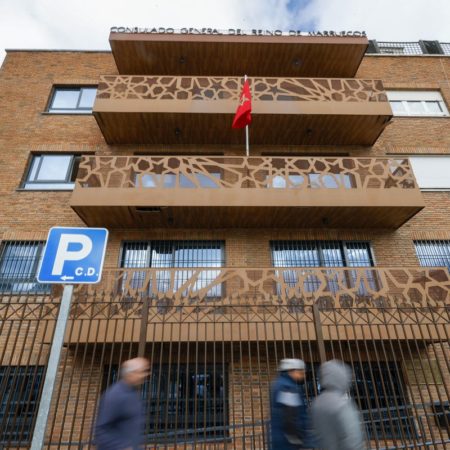 Un hombre se quema a lo bonzo frente al Consulado de Marruecos en Madrid | Madrid