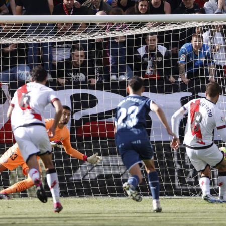 Al Rayo le sale caro emular el penalti de Cruyff | Deportes