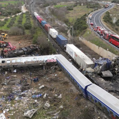 Al menos 36 muertos y decenas de heridos en el choque de dos trenes en el centro de Grecia | Internacional