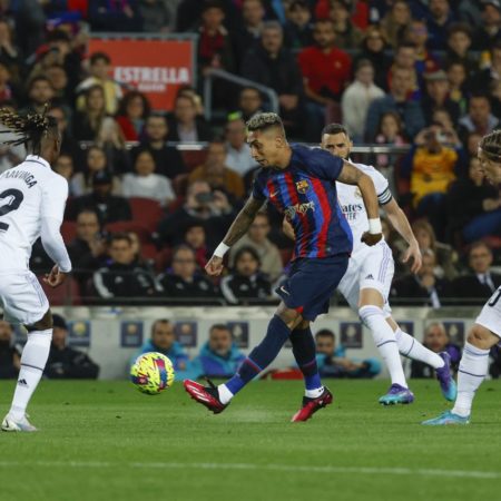 Barcelona – Real Madrid, la Liga en directo | Los blancos mandan por la mínima en la primera mitad del clásico | Deportes