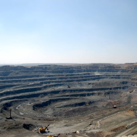 Bruselas exige que se acelere la explotación de minerales estratégicos para plantar cara a China | Economía