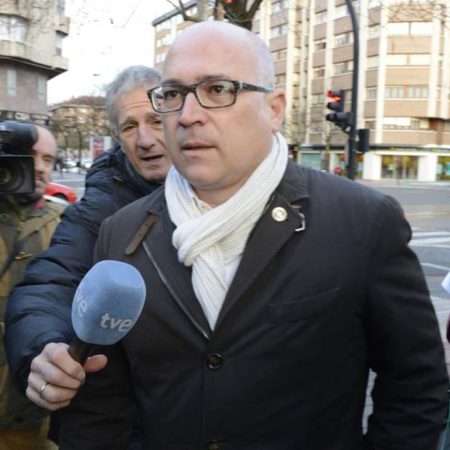 El Gobierno vasco ejecuta el despido de los exdirigentes del PNV condenados por corrupción del ‘caso De Miguel’ | España