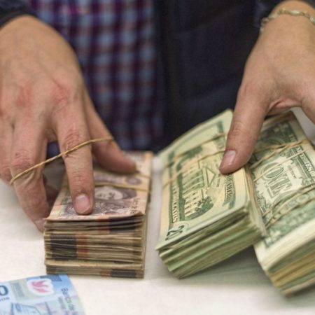 El peso mexicano alcanza un nuevo récord y rompe el suelo de las 18 unidades por dólar